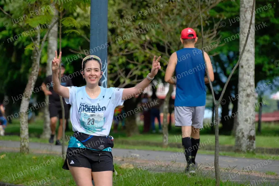 Personas, caminata y ropa