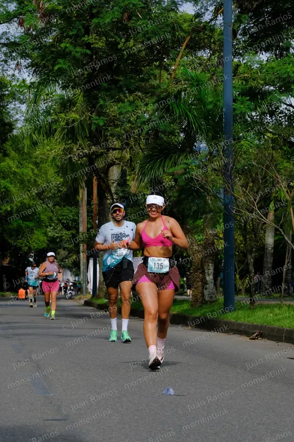 Personas, ropa y zapatos
